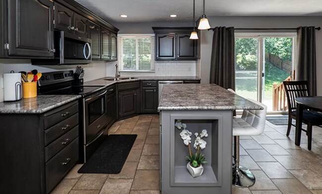 Building Photo - Furnished Short Term Rental!!