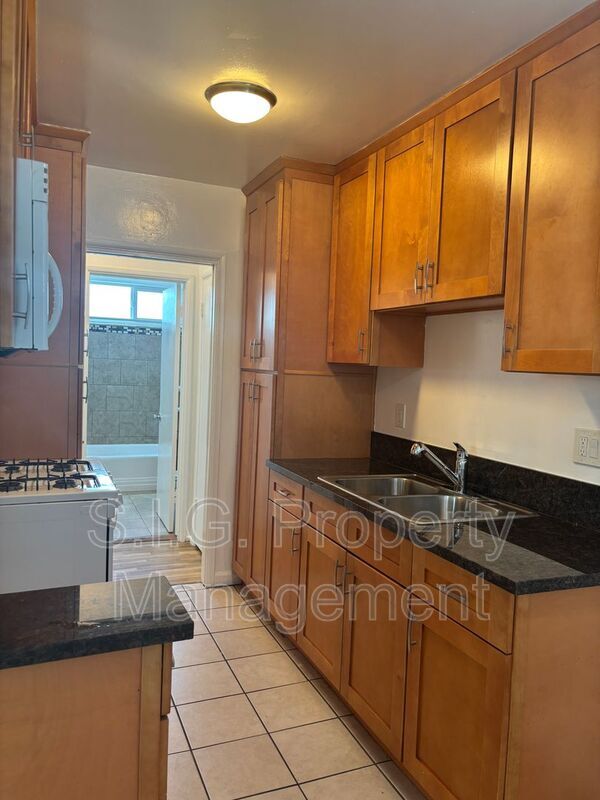 Foto del edificio - 5637 Strohm Ave