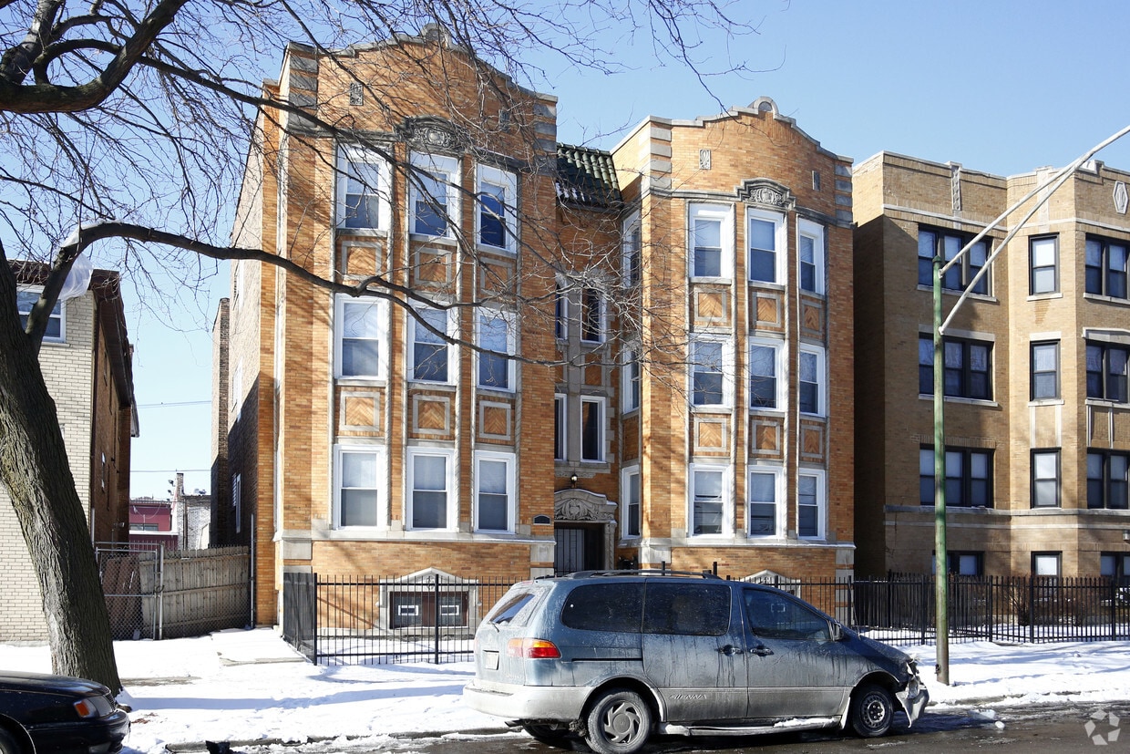 Building Photo - 8246 S Maryland St