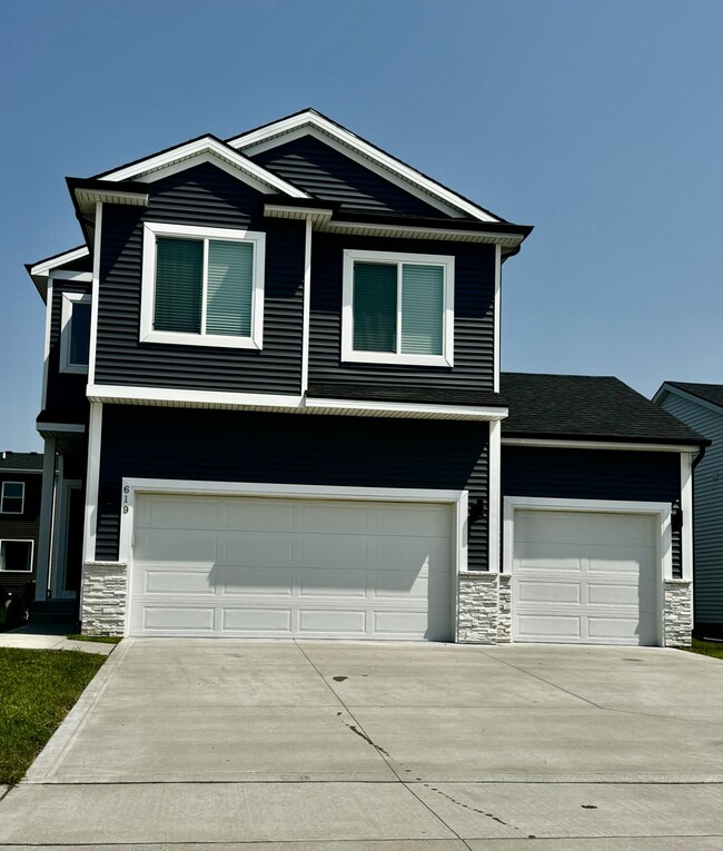 Building Photo - 619 NE Oak Ridge Dr