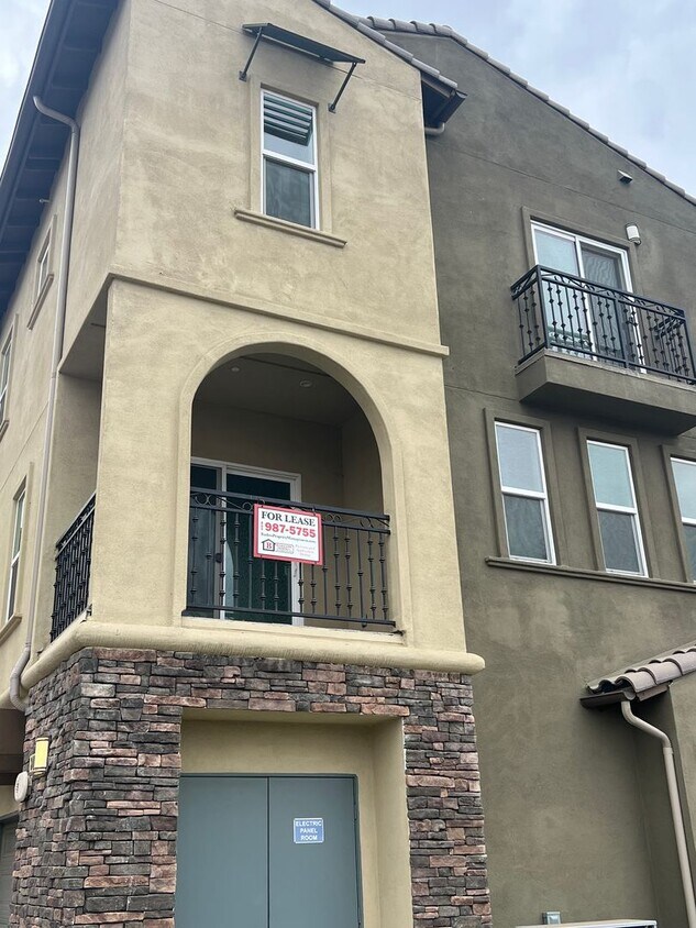 Foto principal - A Very New Home for Rent