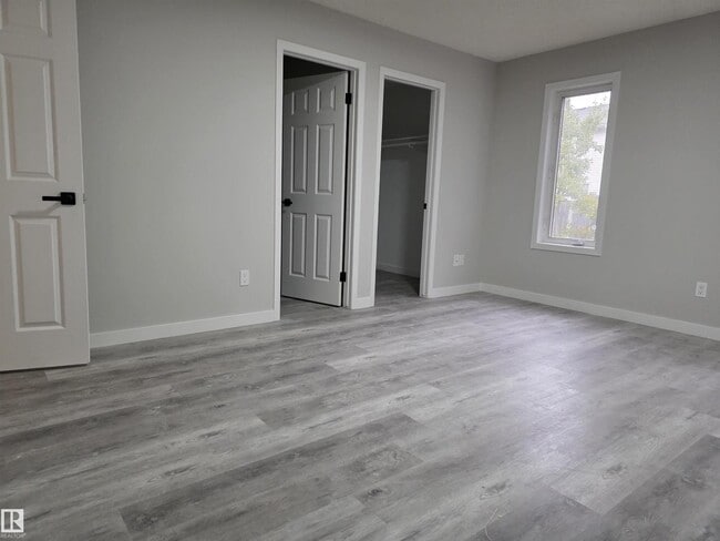 Photo du bâtiment - 840-113A 113a St NW