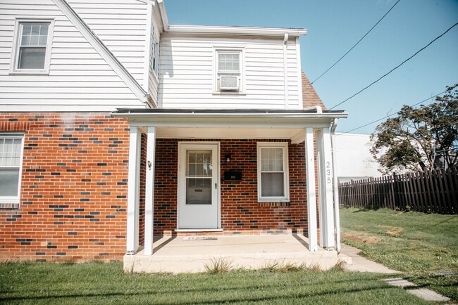 Building Photo - 235 Adelia St