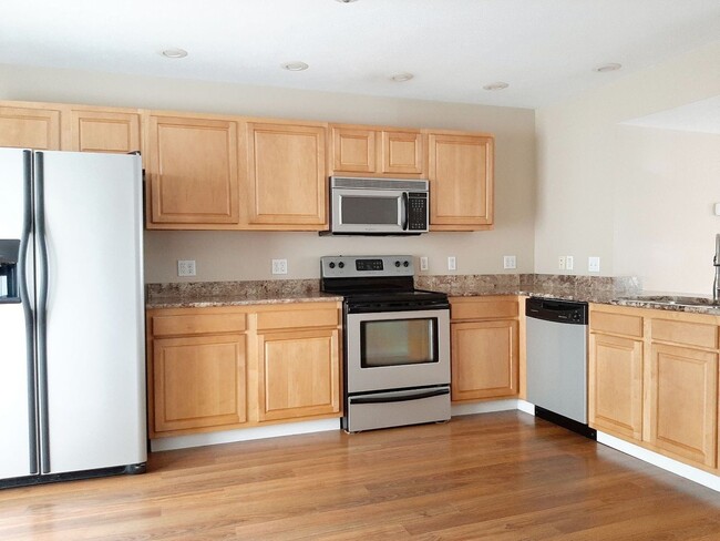 Building Photo - 2 Bed/1.5 Bath Townhouse with Garage - Ava...