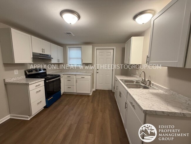 Foto del edificio - Freshly Renovated 3-Bedroom with Screened Porch