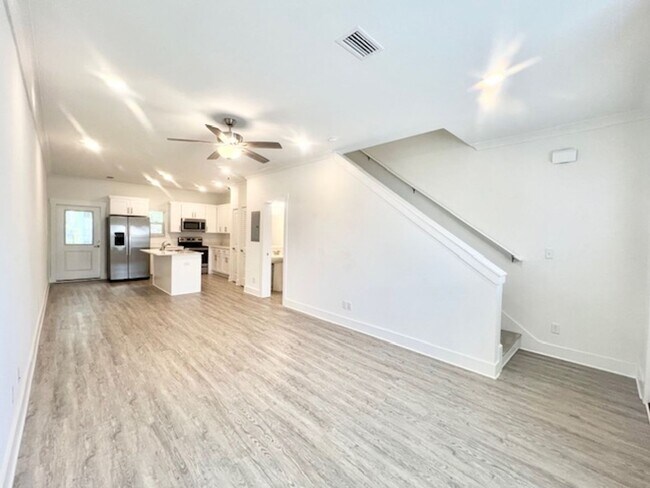 Building Photo - 107 Date Palm Ln