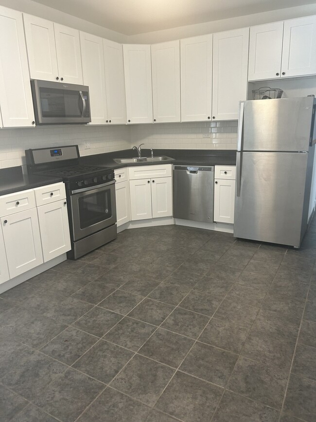 Building Photo - 4935 W Cullom Ave