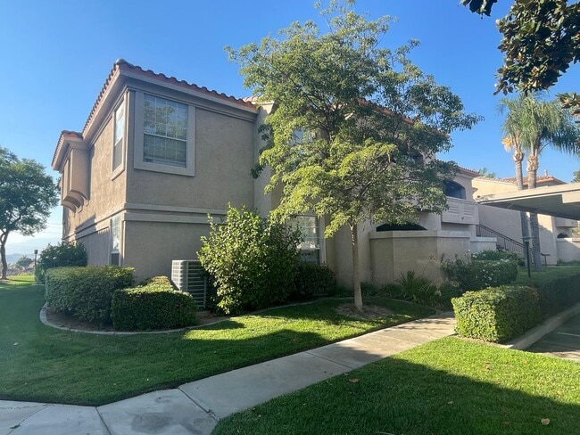 Building Photo - Beautiful Condominium in Gated Community i...