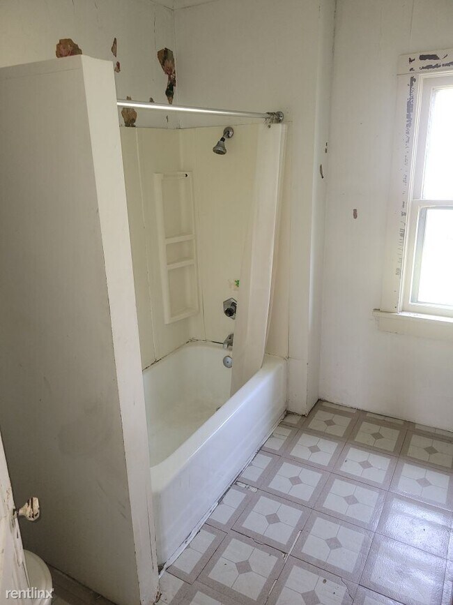 Foto del edificio - 4 br, 1 bath House - 2410 Dunham Street
