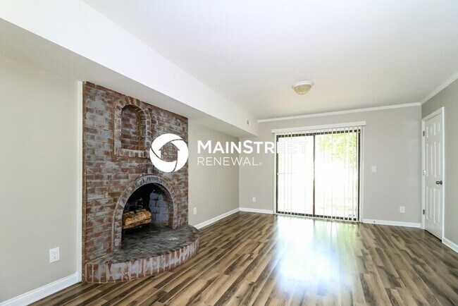 Building Photo - 4 Bedroom Pet-Friendly Home in Greensboro, NC with Main Street Renewal