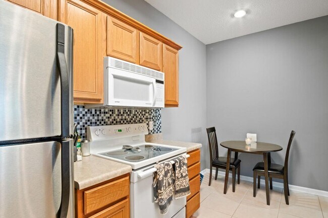 Foto del edificio - Easy living Condo with 1 car garage!