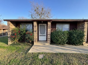 Building Photo - 2211 Cascade Dr