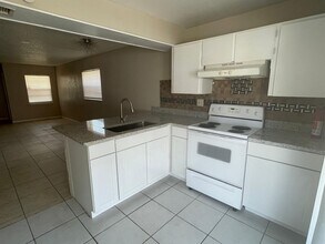 Building Photo - 2221 Leo Dr