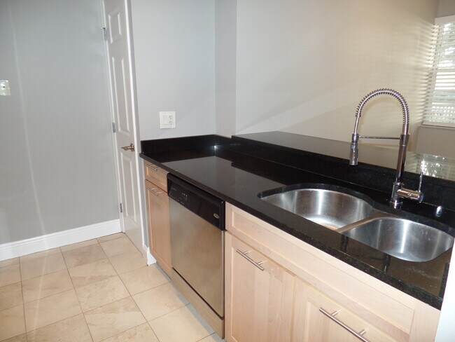 Foto del edificio - 2881 N Oakland Forest Dr