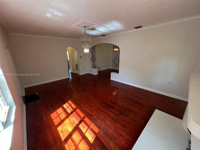 Foto del edificio - 695 NE 81st St