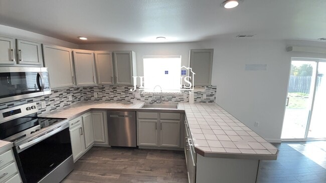 Building Photo - $500 Rent Credit - Charming 4-bedroom home with laundry and full kitchen, located near WA-17 and ...