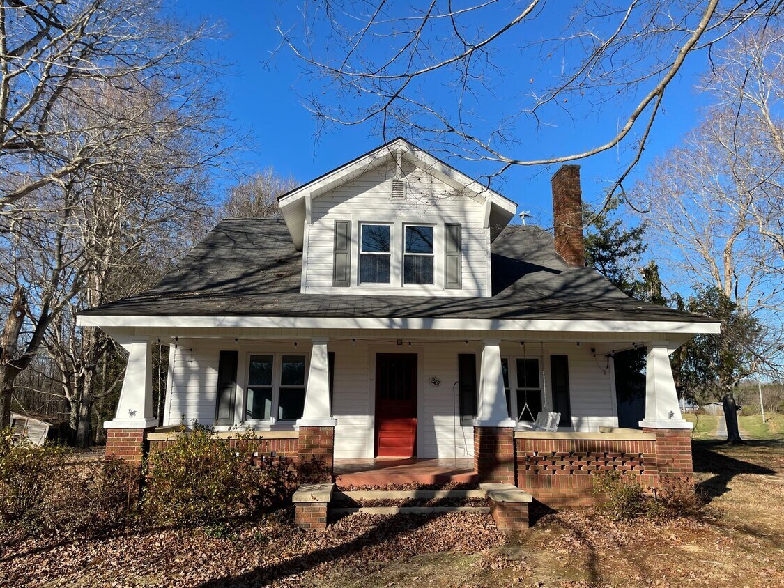 Primary Photo - 4-5 bedroom home in Franklinville