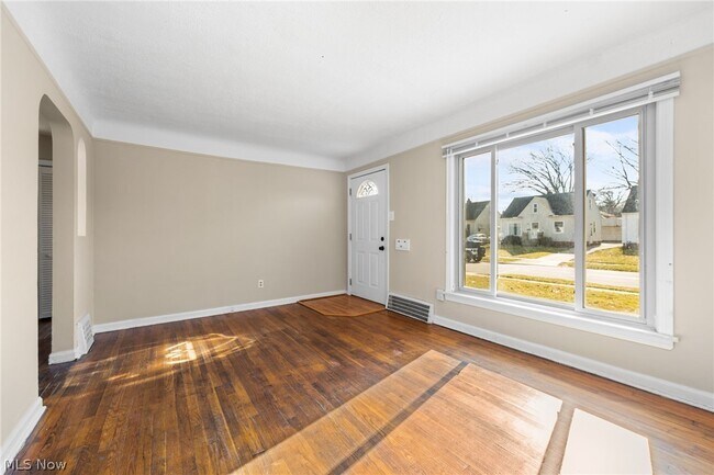 Foto del edificio - 2438 Brookdale Ave
