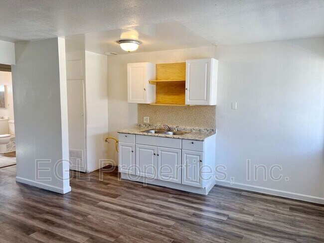 Building Photo - 3943 La Rica Ave