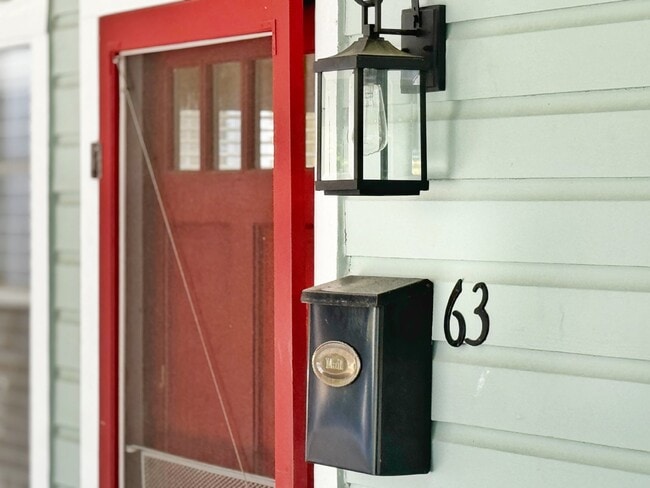 Building Photo - Newly remodeled Licolnville cottage in his...