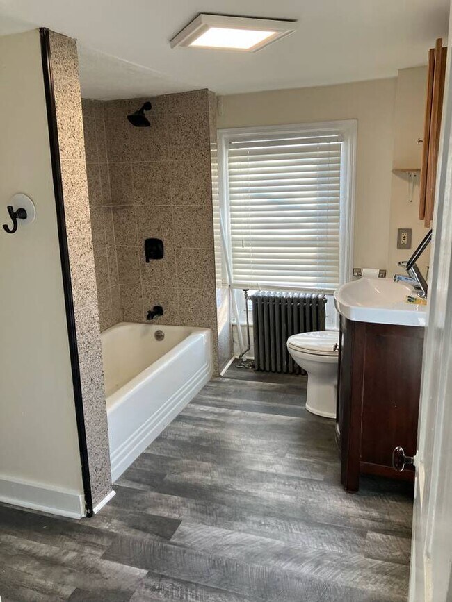 Foto del edificio - 738 Port Monmouth Rd