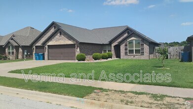 Building Photo - 1911 SW Cypress St