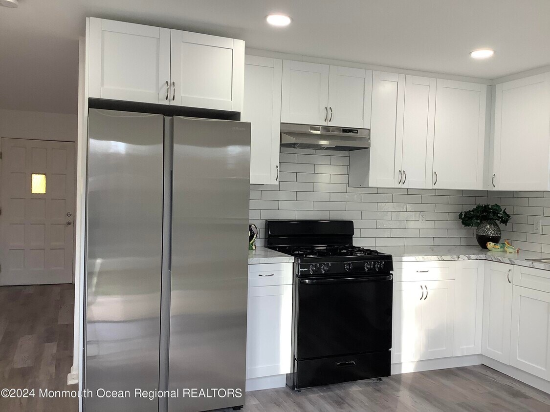 Foto principal - 548 E Arverne Ave