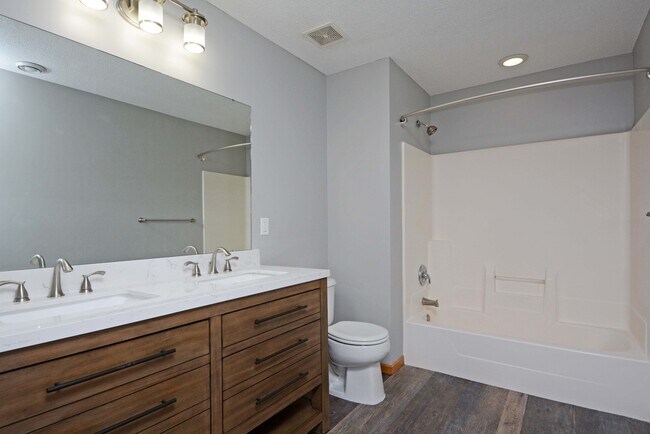 Foto del edificio - Beautiful 3 Bed/2 Bath Townhome in Apple V...