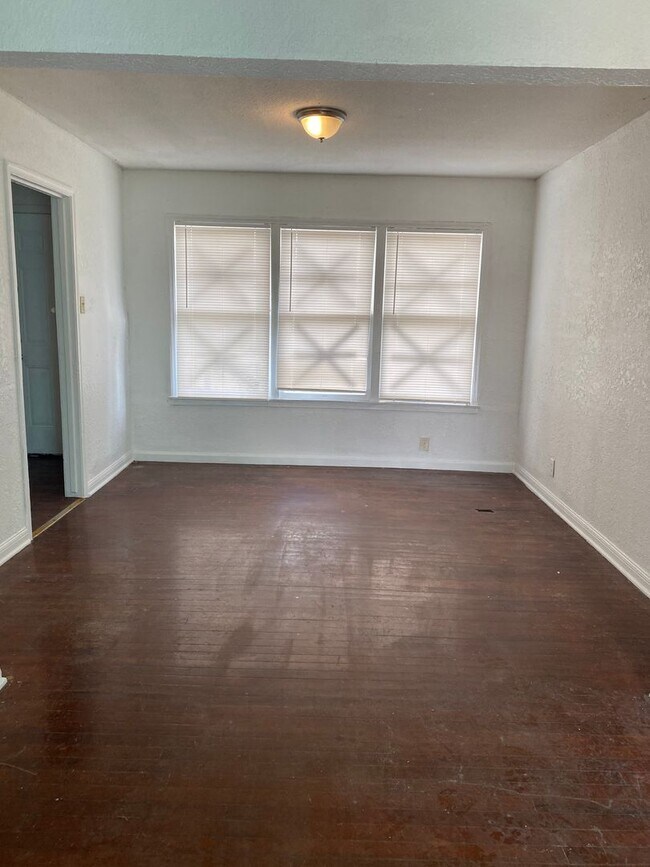 Foto del edificio - $299 December Rent-Cozy 2 bed 1 bath, hard...