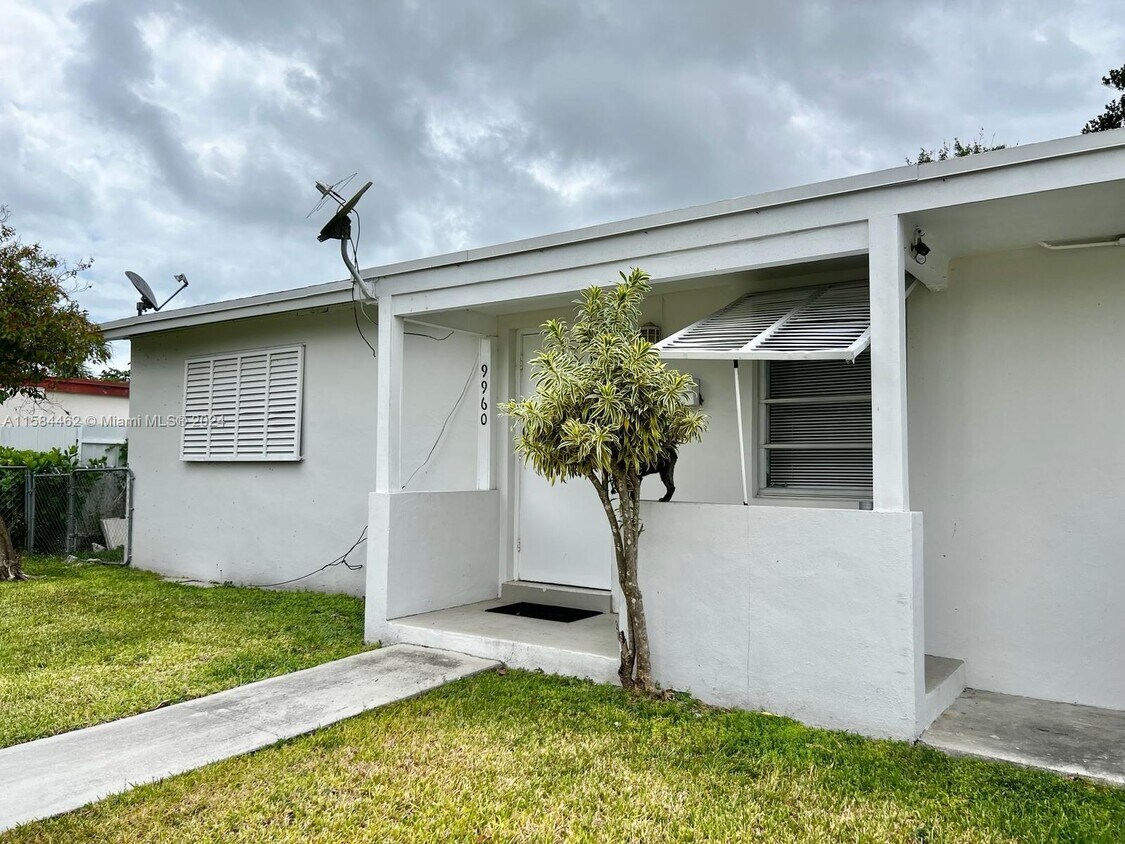 Foto principal - 9960 Montego Bay Dr