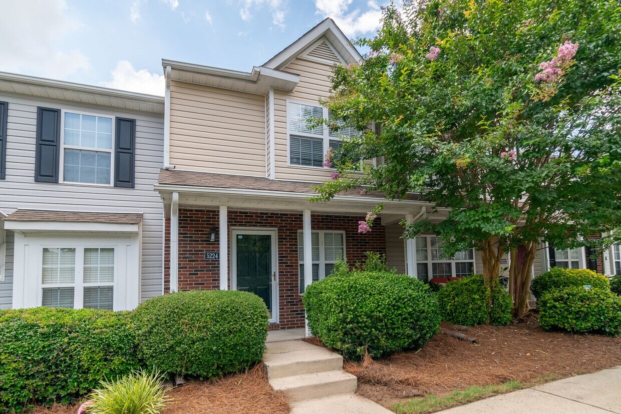 Primary Photo - Charming 2-Bedroom Townhome in Prime Locat...