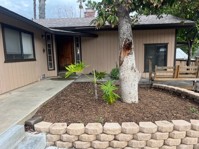 Foto del edificio - 8474 Golden Ridge Rd