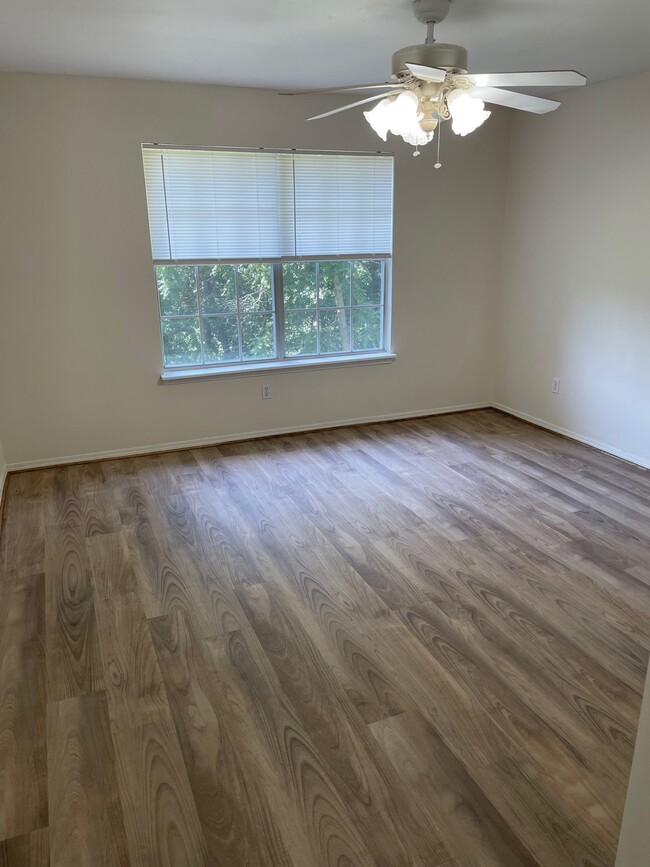 Building Photo - 8675 Golf Creek Dr