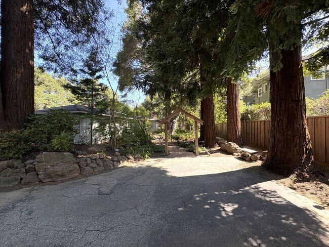 Foto del edificio - Beautiful Serene 4-Bedroom Home on a Gated...