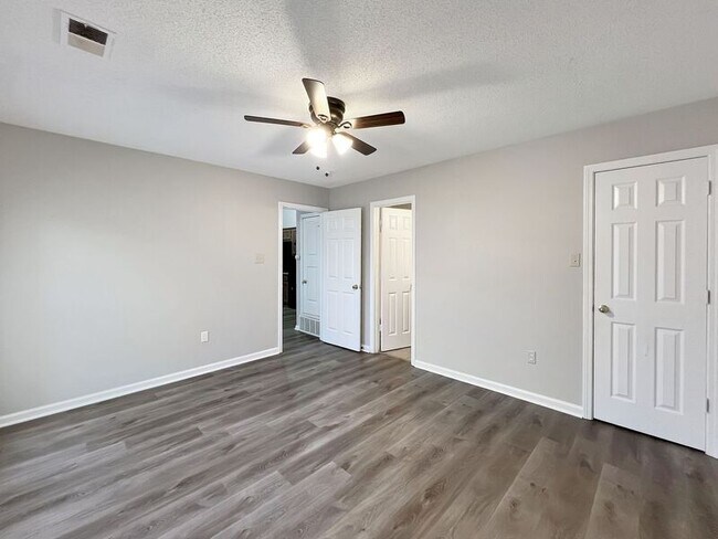 Building Photo - 5669 Kaitlyn Dr W