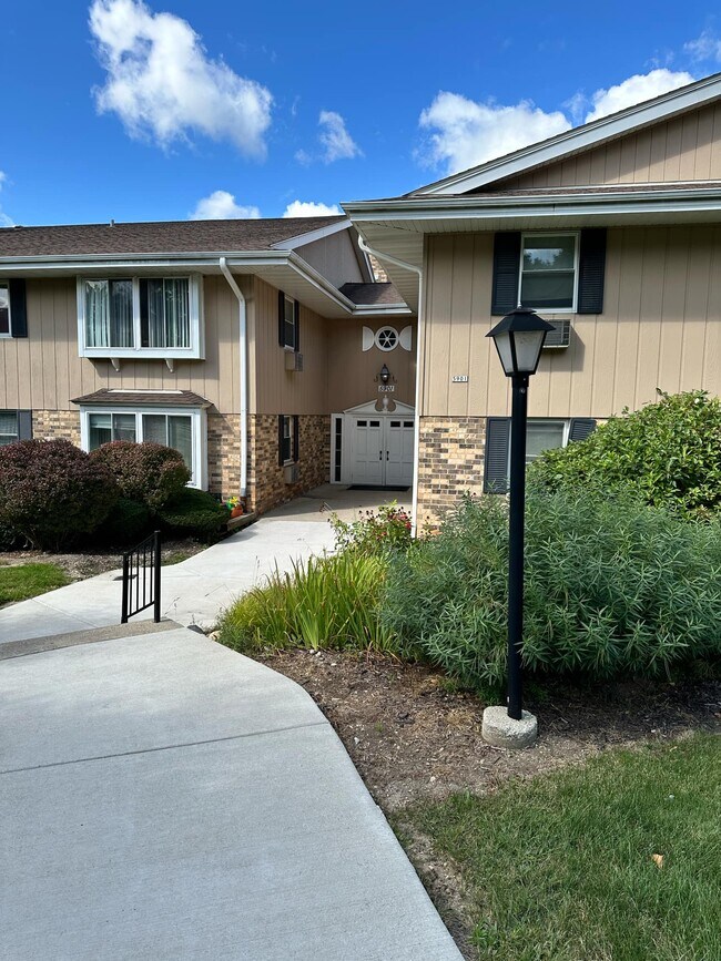 Foto del edificio - 5901 W Brown Deer Rd