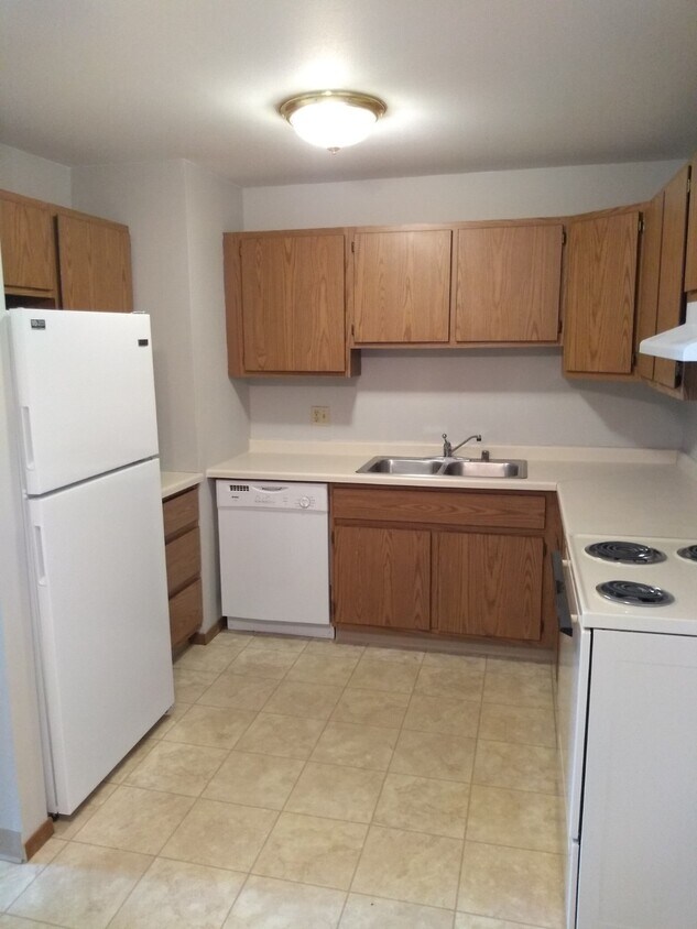 907 Tayco St Unit Bridgewood Apartments, Menasha, WI 54952 Apartments