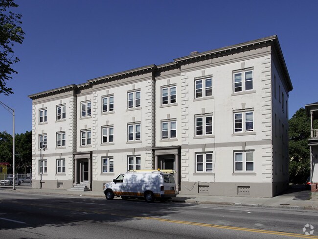 Foto del edificio - Elmwood Avenue Apartments