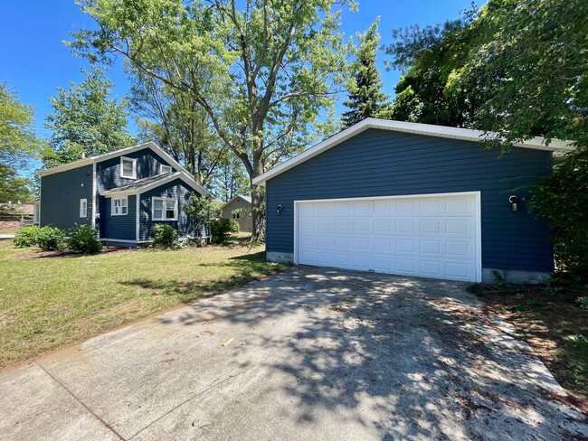 Building Photo - Three Bedroom Home in North Muskegon