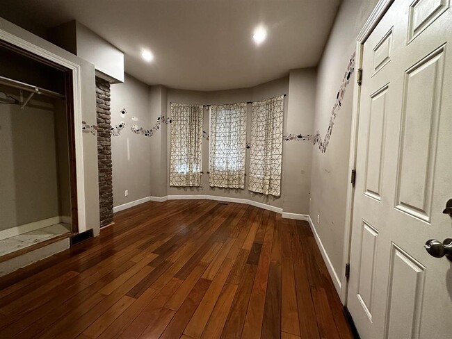 Building Photo - 45A Van Reypen St