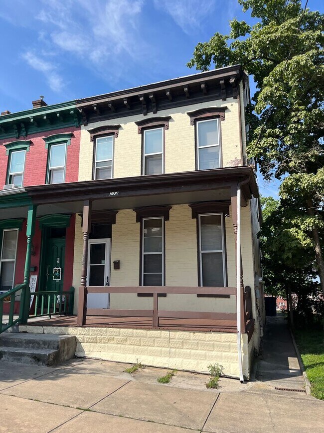Building Photo - 4 Bedroom, 1 Bathroom home in Columbia!