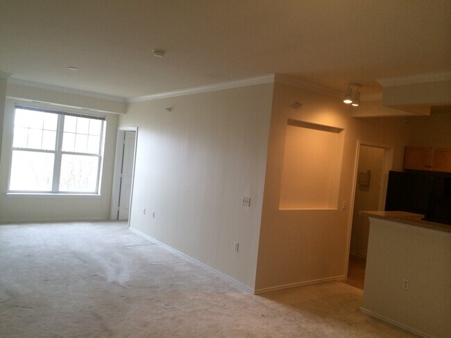 Foto del edificio - Modern 2-Bedroom in Eden Prairie with Heated Parking and Resort-Style Amenities