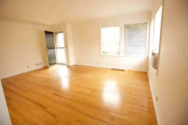 Sala de estar - 1409 NE 71st Ave