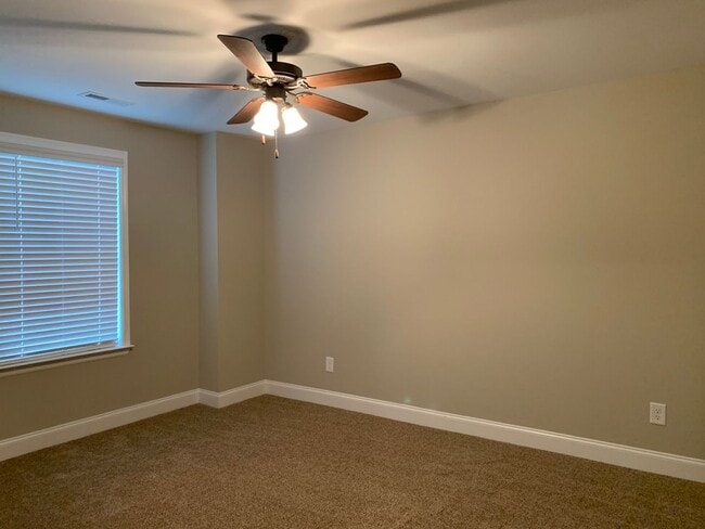 Building Photo - 2 Bedroom 2.5 Bath townhouse!