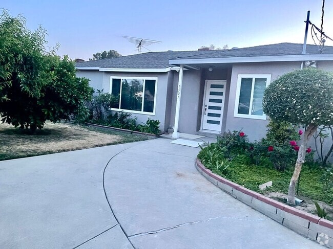 Building Photo - 7521 Amigo Ave