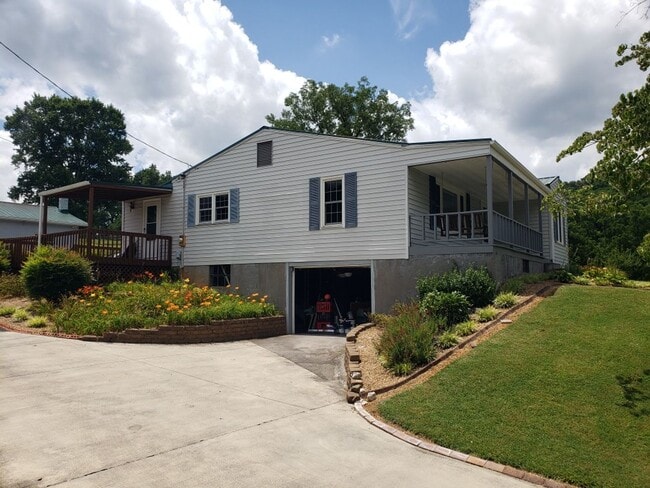Building Photo - Country Living