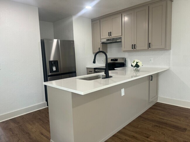 Foto del edificio - Gorgeous fully updated 1 Bedroom Duplex