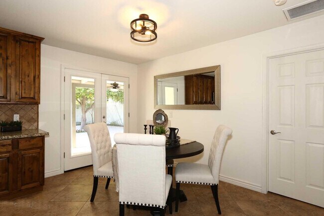 Foto del edificio - 7315 E McKinley St