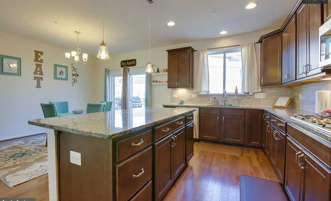 Foto del edificio - 517 Pebblebrook Ln