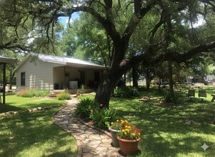 Building Photo - 601 Live Oak St